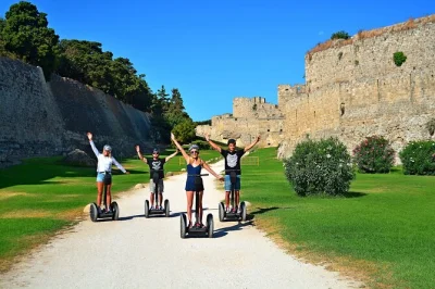 Scopri il cuore medievale di rodi in segway, passando davanti al palazzo del gran maestro e percorrendo la via dei cavalieri. include attrezzatura e breve corso introduttivo.