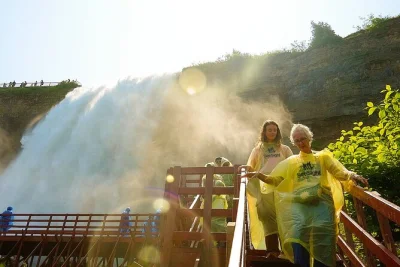 Niagara falls erleben: fahrt mit maid of the mist, holzstege bei cave of the winds und atemberaubende aussichten auf horseshoe falls. inkl. hotelabholung, kleine gruppen, lokaler guide.