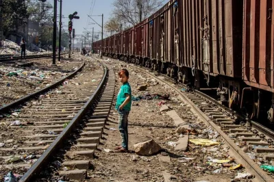 Découvrez le cœur des bidonvilles de delhi lors d’une balade guidée, partagez un chai avec les habitants, explorez deer park et empruntez les transports en commun. guide local inclus.