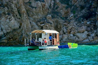 Erlebe eine private katamaran-tour in cabo san lucas, segle zum berühmten el arco, schnorchle am pelican rock und entspanne am lovers beach – inklusive softdrinks, ausrüstung und voller flexibilit