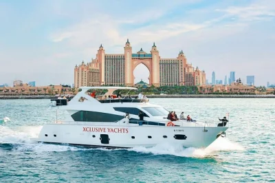 Scopri dubai marina a bordo di uno yacht di lusso condiviso, passa accanto al burj al arab, gusta un bbq o colazione e rilassati con bevande analcoliche. include pickup, guida locale e orari flessibil
