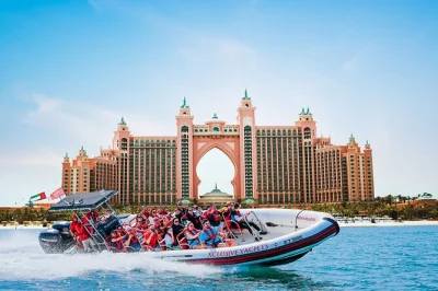 Vivi l’emozione di un tour in speedboat a dubai tra marina, palm jumeirah, atlantis e burj al arab. guida dal vivo, acqua in bottiglia e tante soste per foto incluse.