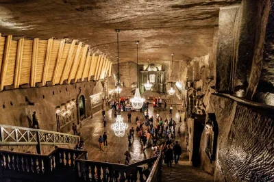 Erlebe die kühle luft im salzbergwerk wieliczka bei einem geführten tagesausflug ab krakau – mit bequemen transfers, eintrittskarten und einem lokalen guide, der spannende bergmannsgeschichten erz