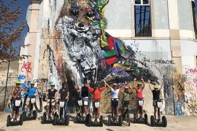 Erlebe lissabon auf einer segway-tour durch alfama, historische plätze und hügel mit traumhaften ausblicken. inkl. guide, helm und einfachem start im stadtzentrum.