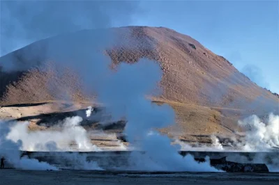 Découvrez les geysers d’el tatio au lever du soleil, observez la faune de l’altiplano et savourez un petit-déjeuner dans les hauts andes. prise en charge à l’hôtel et guide local inclus.