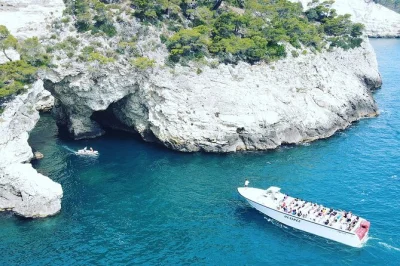 Feel the sea breeze on a vieste boat tour exploring gagano’s marine caves, with live guide, english & italian commentary, and a swim stop at spiaggia dei gabbiani.