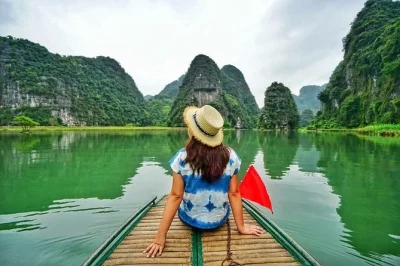 Buchen sie eine kleingruppentour in ninh binh mit bootsfahrt in tam coc, der zitadelle hoa lu, wanderung zur mua höhle & radtour durch die landschaft. authentisches erlebnis ab hanoi.