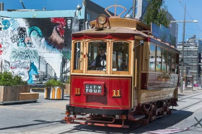 Erlebe christchurch entspannt mit der historischen straßenbahn, 18 haltestellen und flexiblen hop-on hop-off tickets. abholung am cathedral junction.