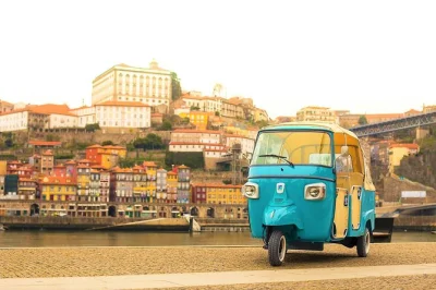 Scopri porto a bordo di un tuk tuk privato—attraversa il ponte dom luis, esplora le vie storiche e gusta un bicchiere di vino porto con una guida locale. include il trasferimento.