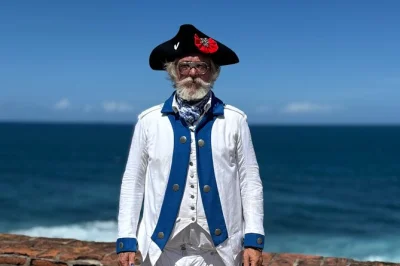 Explore os castelos castillo san felipe del morro e san cristobal em old san juan com um guia local fantasiado. grupos pequenos e entrada incluída.
