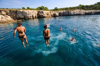 Schwimme unter den kamenjak-klippen, entdecke den leuchtturm porer aus nächster nähe und entspanne am sandstrand der insel levan mit mittagessen und getränken. jetzt medulin bootstour buchen.