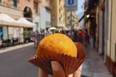 Explorez les ruelles de palerme avec un guide local, dégustez des spécialités de street food comme l’arancina et le cannoli, avec déjeuner inclus. groupes réduits et saveurs authentiques sicili