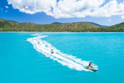 Whitsundays erleben: geführte jet-ski-tour ab airlie beach mit sea-doos, schildkröten beobachten, hoteltransfer und kompletter ausrüstung inklusive.