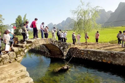 Erlebe die li-fluss-kreuzfahrt von guilin nach yangshuo, schlendere durch die lebhafte west street, besuche ein bauernhaus und genieße die abholung mit privatem guide.