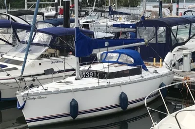 Siente la brisa en lake windermere con un paseo privado en velero, ya sea tomando el timón o relajándote, acompañado por un patrón local. incluye agua, chalecos salvavidas y baño a bordo.
