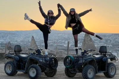 Disfruta de un paseo en atv al atardecer por los valles red y love en cappadocia, con recogida en hotel y guía local. observa cómo las rocas se tiñen de rosa al caer el día.
