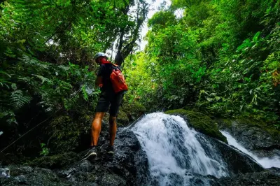Canyoning e discesa in corda doppia nella giungla di Drake Bay