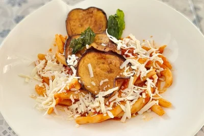 Taormina, culinária siciliana, aula prática, mercado local, degustação de vinhos, almoço à beira-mar e transfers incluídos.