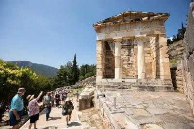 Descubre delphi con guía local, explora el museo arqueológico y disfruta un almuerzo típico en arachova. incluye transporte, entradas y relatos expertos.