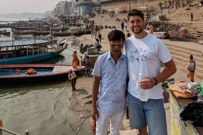 Descubre las callejuelas de varanasi, vive rituales en manikarnika ghat, prueba chai callejero y escucha leyendas locales en un paseo guiado con historias y refrescos.