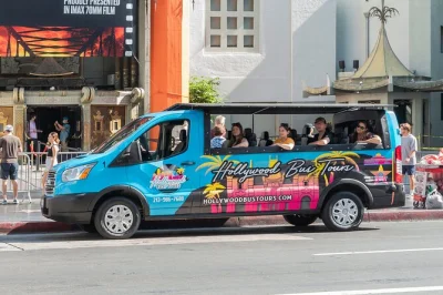 Descubre hollywood, beverly hills y sunset strip en un tour relajado en bus abierto desde el muelle de santa mónica. guía local experto, paradas para fotos y anécdotas incluidas.