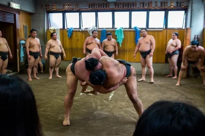 Vivez l’intensité du sumo à tokyo en assistant à l’entraînement matinal dans une vraie écurie, avec possibilité de photo avec les lutteurs. guide local et entrée inclus.