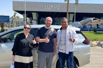 Luxor flughafen transfer mit privatem fahrer: stressfrei vom hotel zum airport oder umgekehrt. pünktliche abholung, klimatisiertes auto und wasser inklusive für eine entspannte fahrt.