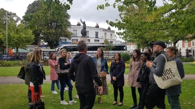 Descubre winchester desde sus puertas medievales hasta su imponente catedral, con historias de jane austen y el rey arturo. grupos pequeños, guía local y descuentos incluidos.