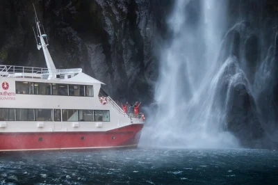 Erlebe den sprühnebel der stirling falls, bestaune den majestätischen mitre peak und genieße heißen tee auf einer milford sound bootstour mit live-kommentar und flexiblen mittagsoptionen.