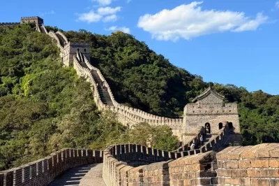 Parti da beijing per una giornata alla grande muraglia di mutianyu con pick-up in hotel, autista privato e tempo per esplorare tratti meno affollati. ingresso incluso.
