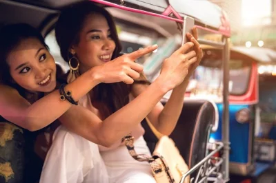 Erlebe bangkoks nachtzauber mit einer tuk-tuk-fahrt, beleuchteten tempeln, einem lokalen guide und street food in chinatown. inklusive bootsfahrt und abendessen.