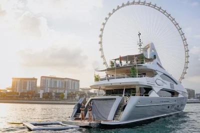 Vivi una serata a bordo di un superyacht sunseeker a dubai con sushi omakase, cocktail di qualità, musica dal vivo e viste mozzafiato sullo skyline. crociera di 3 ore con cena gourmet inclusa.