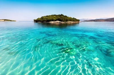 Descubre las playas de ksamil, pasea por el paseo marítimo de saranda y visita el manantial ojo azul en una excursión de día completo desde tirana, durrës o golem. incluye guía y recogida.