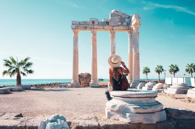 Entdecke die römischen straßen von perge, spüre das echo im aspendos theater und genieße den sonnenuntergang am apollotempel in side. inkl. hoteltransfer, guide und mittagessen.