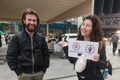 Arrivi al cairo? rilassati con un trasferimento privato dall’aeroporto al tuo hotel a il cairo o giza. include accoglienza, aiuto con i bagagli e pick-up flessibile anche per voli in ritardo.