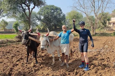 Découvrez la campagne paisible d’udaipur à vélo, traversez les collines d’aravali, rencontrez les habitants des villages et savourez des encas. prise en charge à l’hôtel et guide inclus.