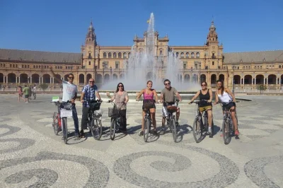 Erlebe sevilla auf einer e-bike-tour in kleiner gruppe mit guide, vorbei an triana, plaza de españa & parque maría luisa. helm inklusive.