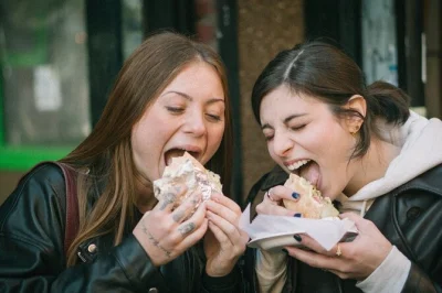 Scopri greenwich village con una guida locale, assaggia pizza e falafel leggendari, passeggia a washington square park e concludi con cupcake. pranzo incluso.