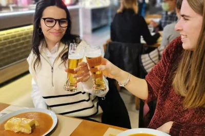 Scopri porto con una guida locale tra strade vivaci, assaggiando francesinha, caldo verde, vino verde e altro in cinque locali a conduzione familiare. tutte le degustazioni e bevande incluse.