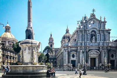 Scopri catania partendo da piazza duomo con guida autorizzata, passeggia nel vivace mercato del pesce e ammira le facciate barocche di via crociferi. accessibile e multilingue.
