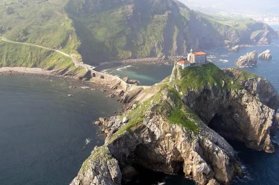 Erlebe die frische meeresluft an gaztelugatxe, schlendere durch bilbaos altstadt und entdecke das guggenheim museum – mit lokalem guide, mittagessen und hoteltransfer inklusive.