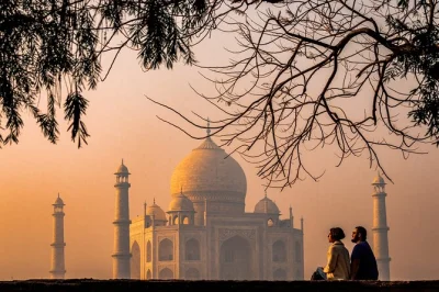 Erlebe den sonnenaufgang am taj mahal, entdecke die geschichte im agra fort und schlendere durch die geisterstadt fatehpur sikri – privater tagesausflug mit mittagessen und hoteltransfer.