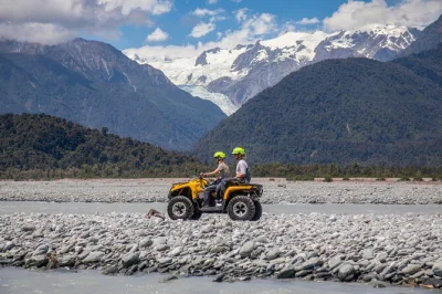 Franz josef quad-tour durchs gelände mit blick auf den gletscher, spannende maori-geschichten und kompletter ausrüstung – geführtes abenteuer vom abholen bis zum ende.