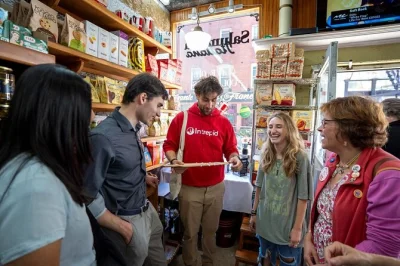 Scopri il north end di boston con una guida locale, assaggia pane fresco, pizza e dolci nelle botteghe di famiglia. include ingresso alla old north church e atmosfera di gruppo ristretto.