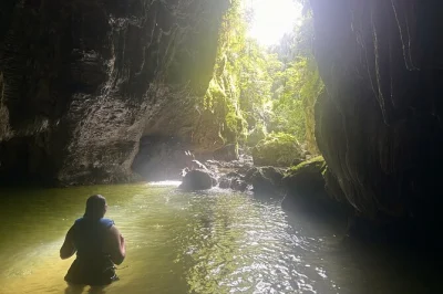 Erlebe schwimmen im blauen charco azul canyon, entdecke die cuevas arenales höhlen und entspanne am mar chiquita strand. inklusive gratis drinks, schwimmwesten und klimatisiertem transport.