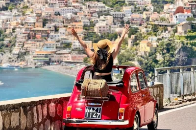 Erlebe die amalfiküste im klassischen fiat 500 mit stopps in positano, praiano und furore. inklusive fotograf, digitale bilder und abholung.
