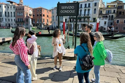 Scopri venezia a piedi in piccolo gruppo, attraversa il ponte di rialto, visita piazza san marco e ascolta storie da una guida locale in inglese.