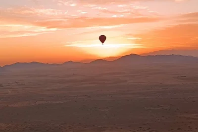 Schwebe bei sonnenaufgang über marrakesch im heißluftballon, entdecke die gipfel des atlas und berberdörfer, genieße nach der landung ein frühstück und entspanne dank abholung vom hotel.