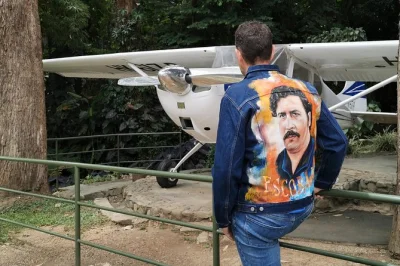 Descubre el museo pablo escobar en medellín, con relatos familiares, objetos personales y escondites secretos, guiado por locales. incluye fotos y guía bilingüe.