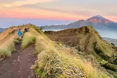 Scopri bali con un’escursione al tramonto sul monte batur, guida locale, cena cotta al vapore vulcanico e transfer dall’hotel. goditi panorami unici e tranquillità lontano dalla folla.